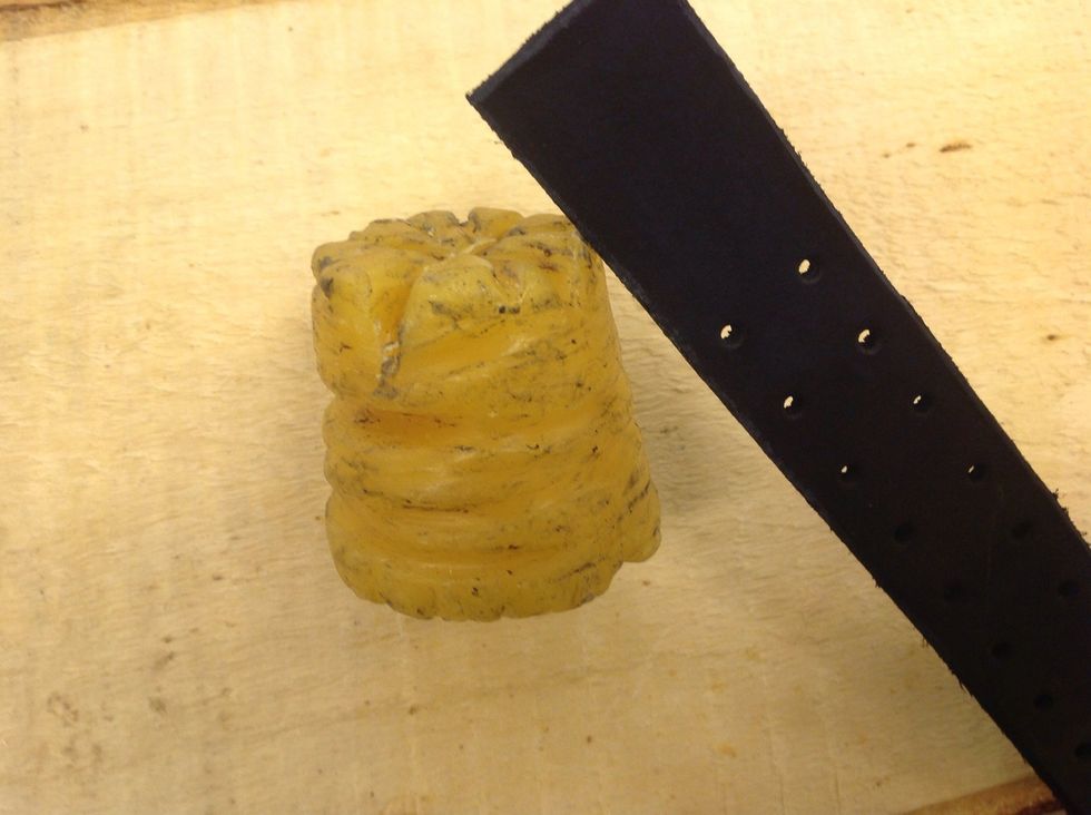 ...se till att vaxen hamnar p\u00e5 kanten men inte p\u00e5 fram - och baksidan.