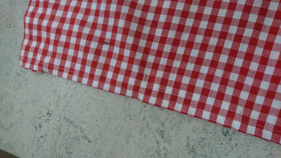 Se till s\u00e5 att kanterna ligger kant i kant och att \u00f6verkanterna ligger j\u00e4mt ihop. Tv\u00e4rn\u00e5la och visa, n\u00e5la inte vid kanalen.