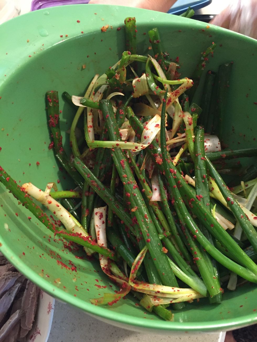 Season green onions w 1tbsp seasons oil, 1 tbsp of garlic, 1.5 tbsp of chili powder, black pepper and 1tsp fish sauce