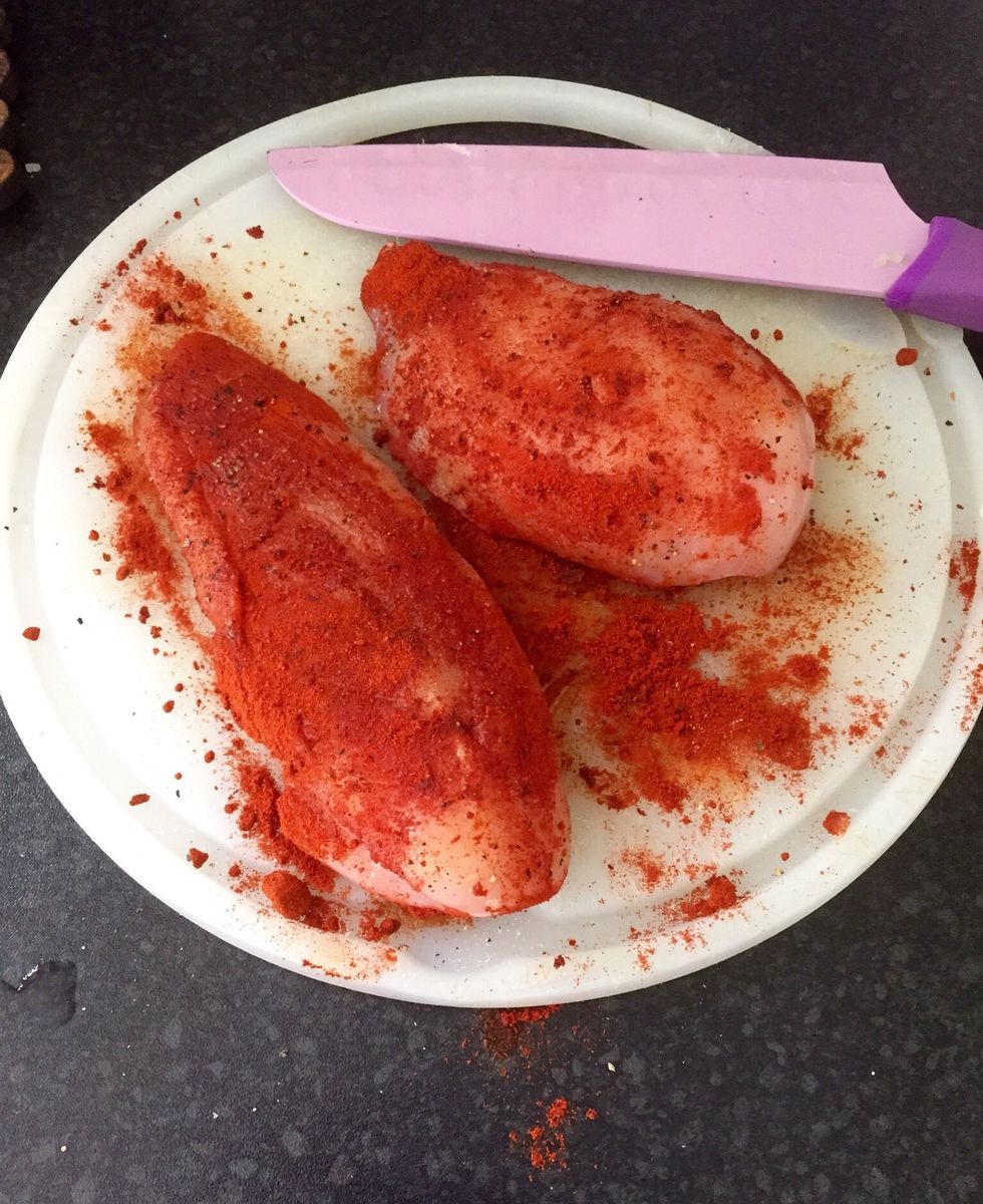 Season the chicken breasts with salt and pepper. The cover in paprika. It doesn't really matter which one, it depends on your taste