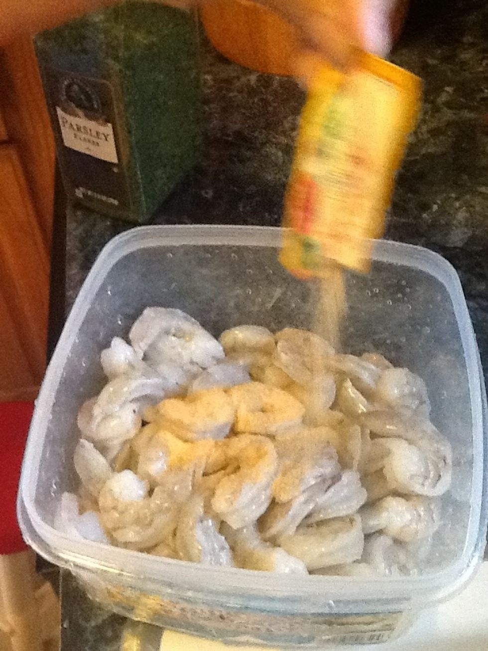 Season the shrimps with the sazon accent .