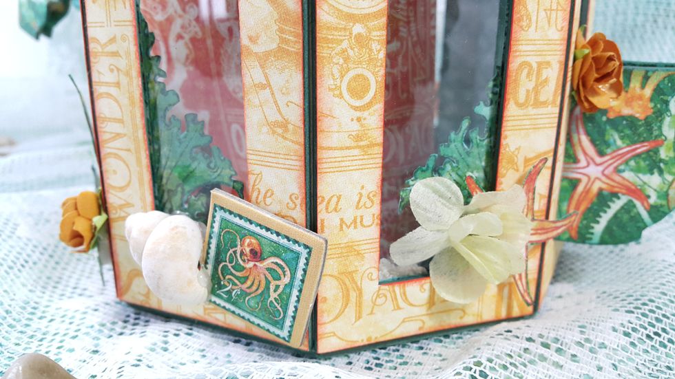 Seaweed cuttings inside the teapot.