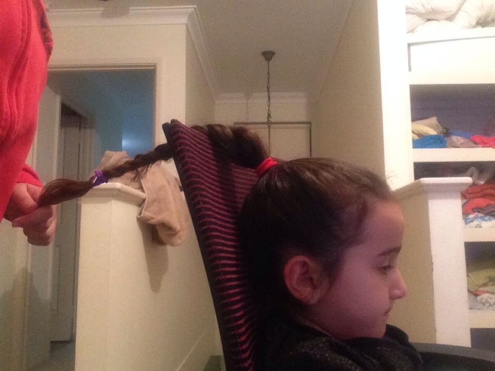 Secure the hair with a lackey so your plait does not fall out