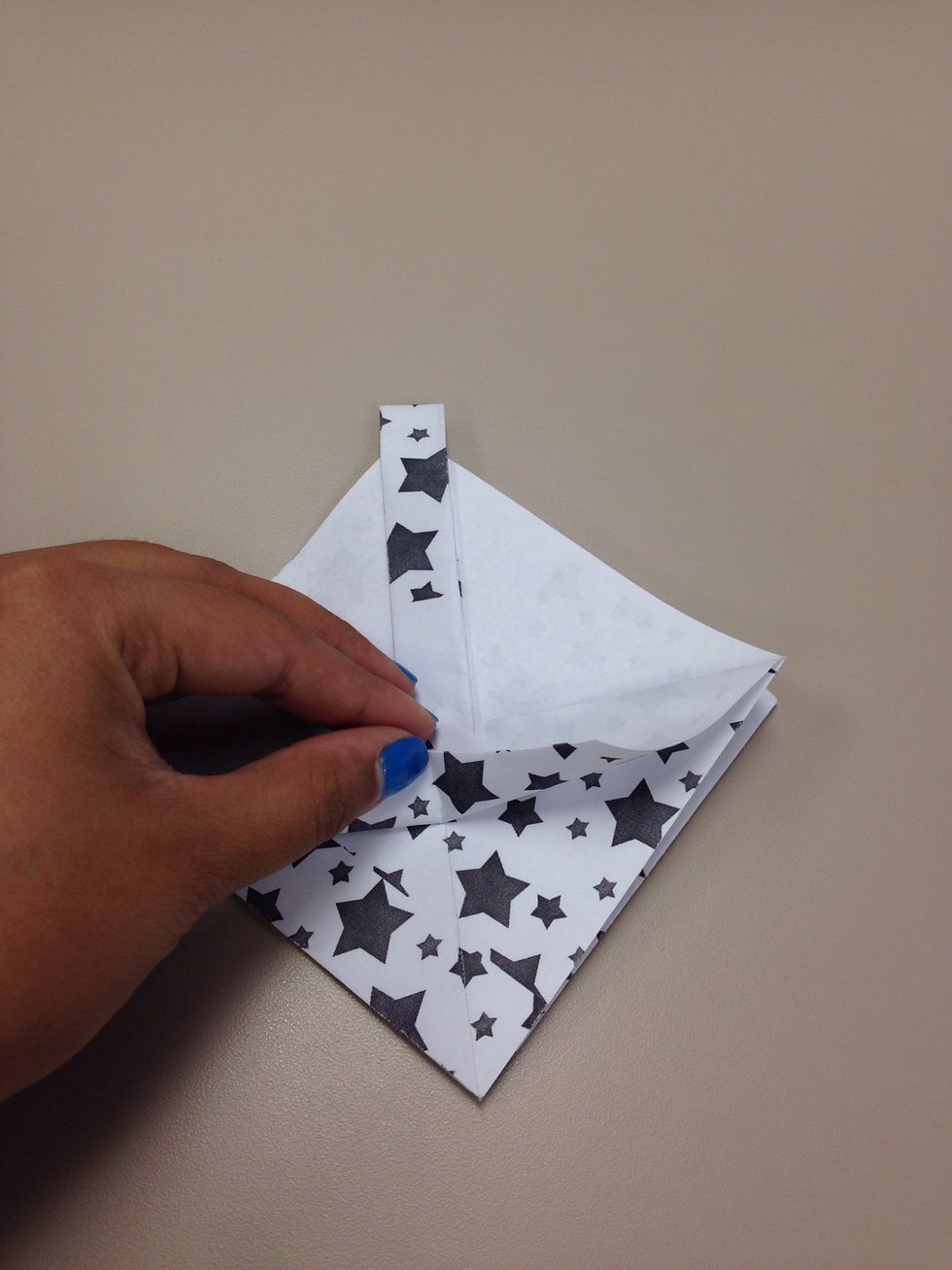 Secure the handle as shown. Or you can stick the handle at the end. I prefer it without handle because it will comes in the way