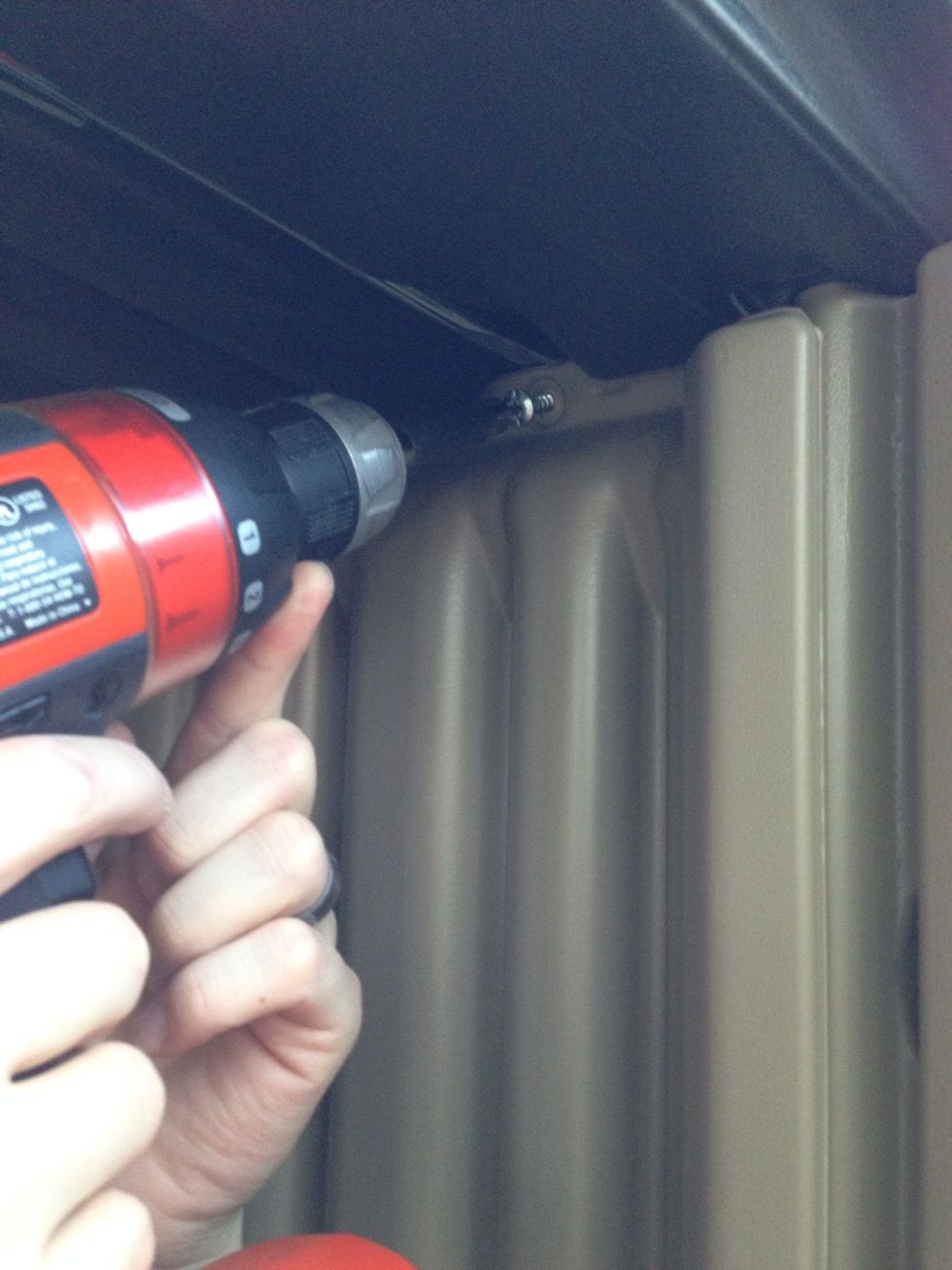 Secure the roof to the left and right walls.