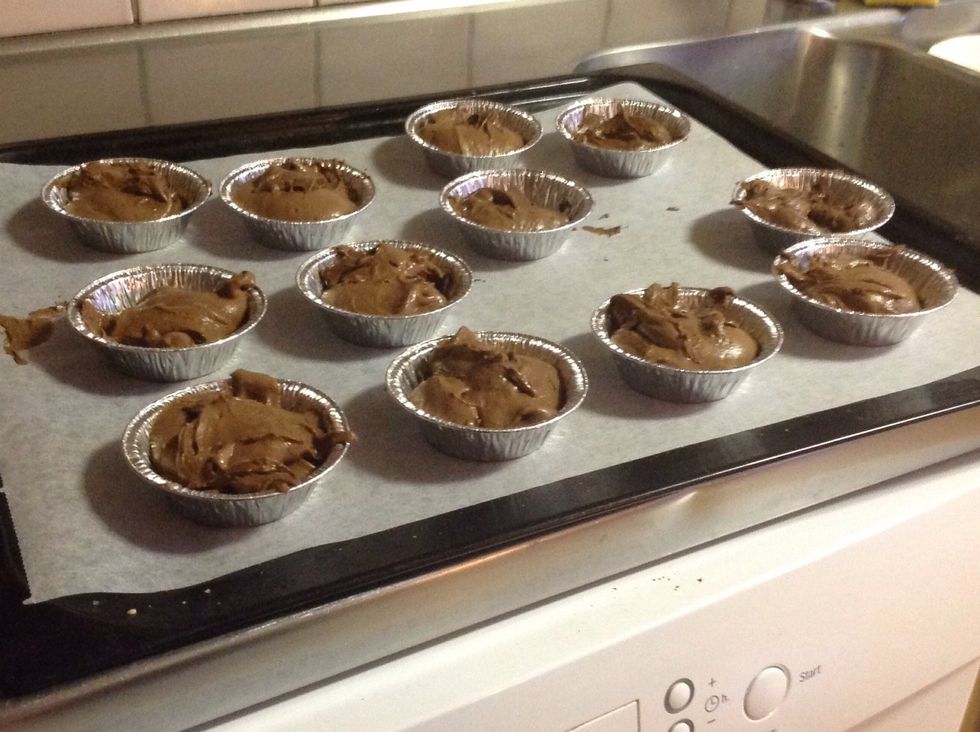 Sedan gr\u00e4ddar du dom i 200 grader i ca 10-12 minuter. Then you bake them at 200 degrees for about 10-12 minutes.