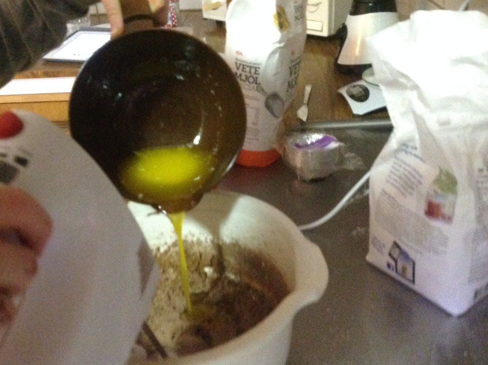 Sedan h\u00e4ll i det sm\u00e4lta sm\u00f6ret. Then pour in the melted butter.