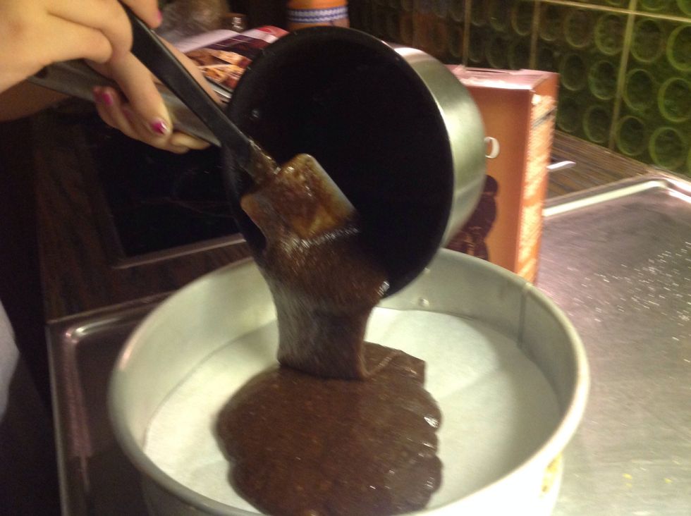 Sedan n\u00e4r du har blandat s\u00e5 att det blir en smet. Sedan h\u00e4ller du i smeten i formen.then when you have mixed it so it has become a batter. Then Pour the butter into the tin.