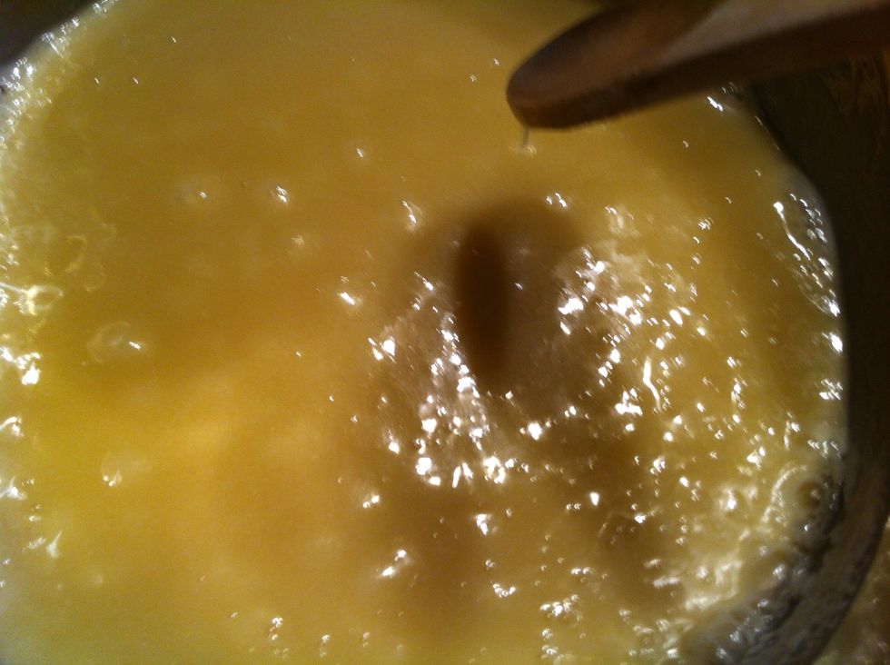 See the bubbles now coming up in the center? This is what we want. Stir well for 4 min.