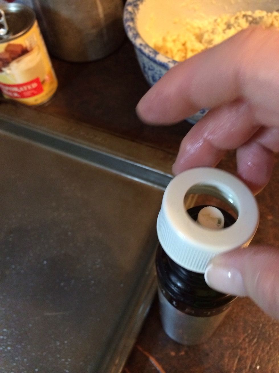 See the ring just untightens off.