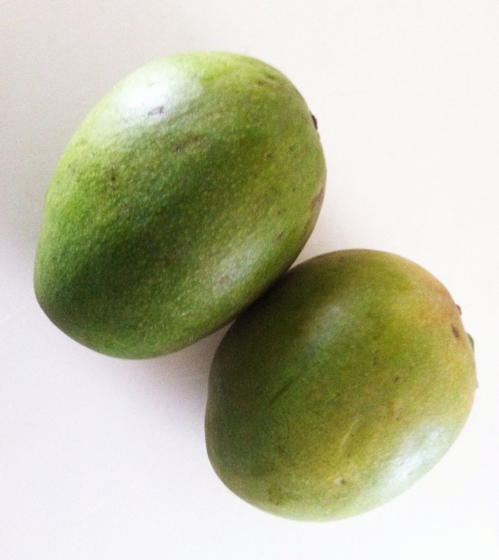 Select mangos with smooth green skin and no blemishes.
