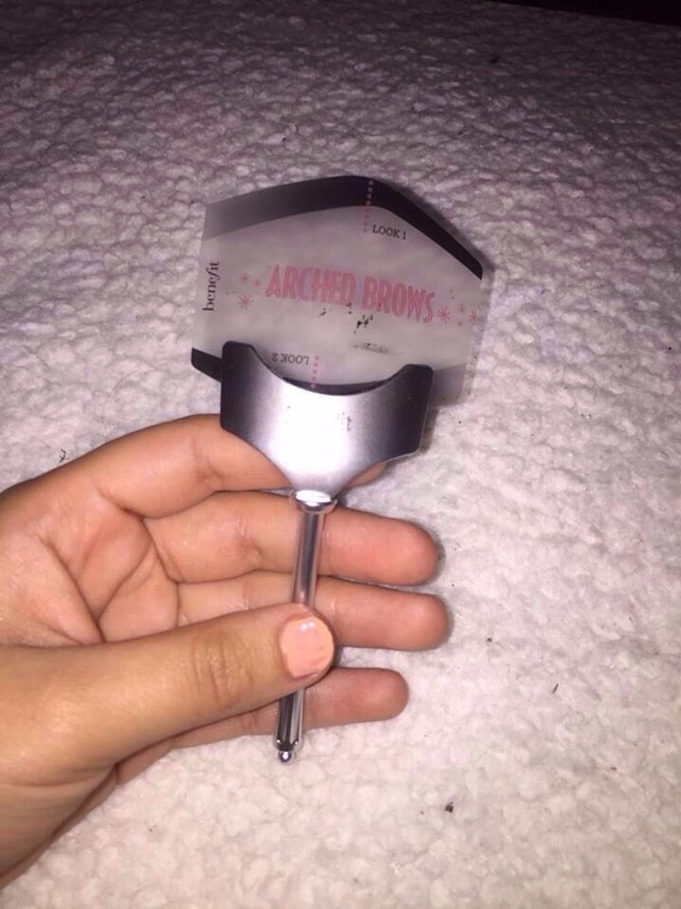 Select the shaping stencil that best fits you and place the stencil on the stencil holder.