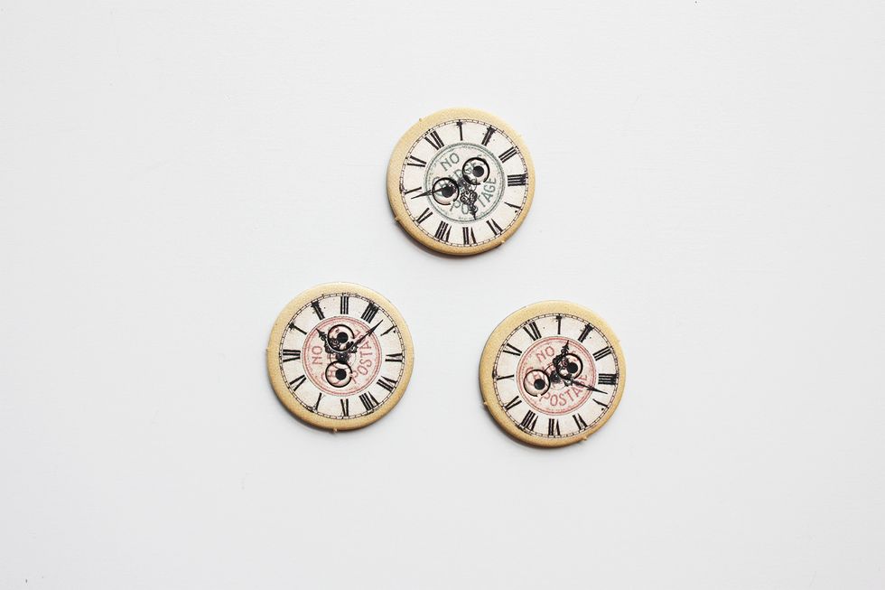 Select three clock pieces from the chipboard sheet.
