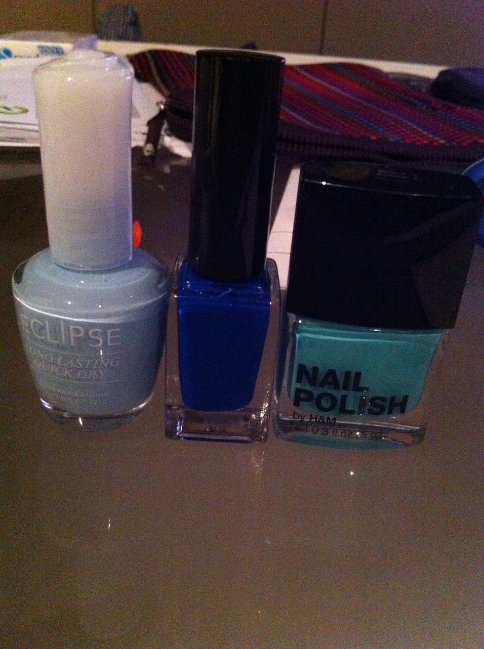 Select three colours polishes that compliments each other