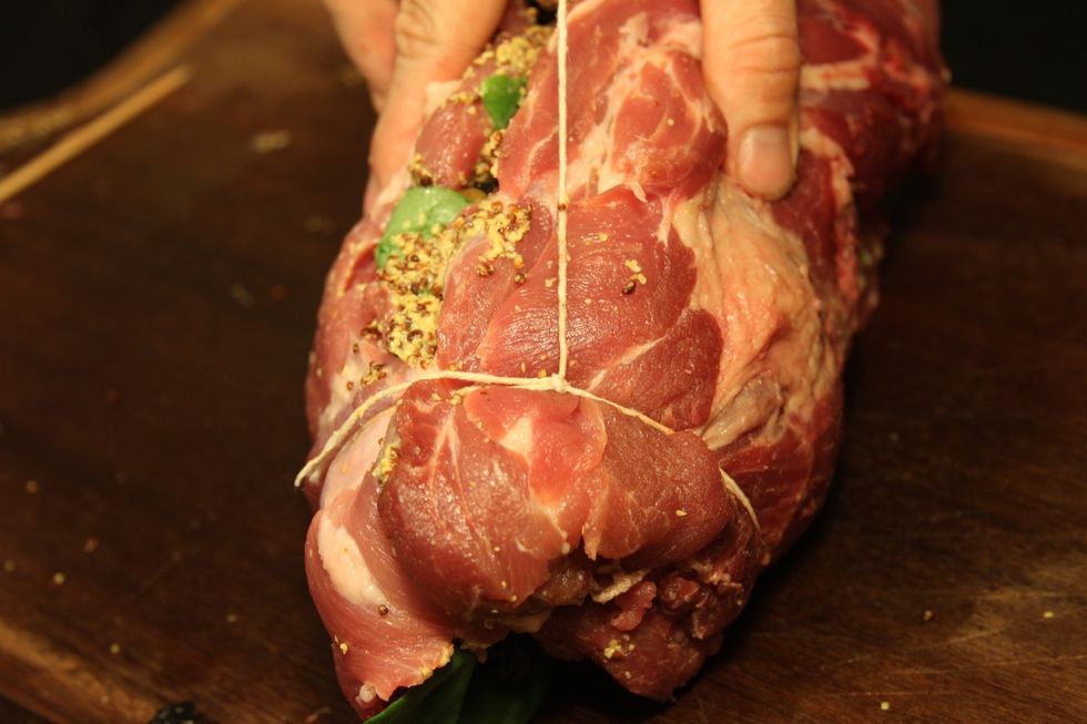 Sem cortar, leve o barbante at\u00e9 a outra ponta do porco.