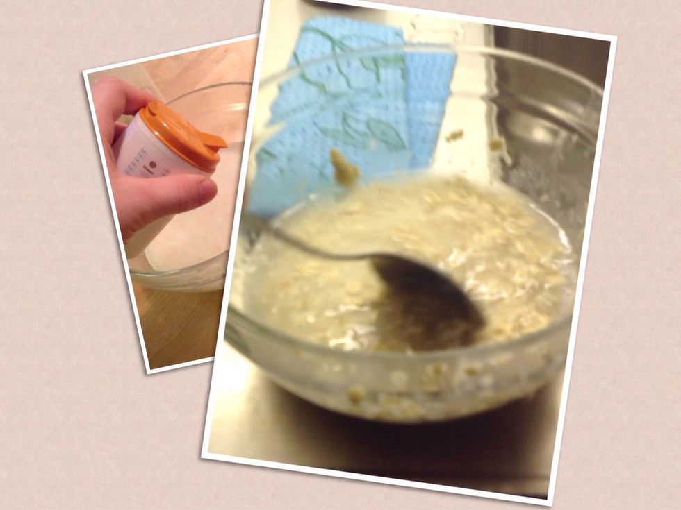 Sen blandar man det ganska snabbt och om man vill kan man h\u00e4lla i lite salt med. Then you mix it pretty fast and if you want you can pour in a little salt too.