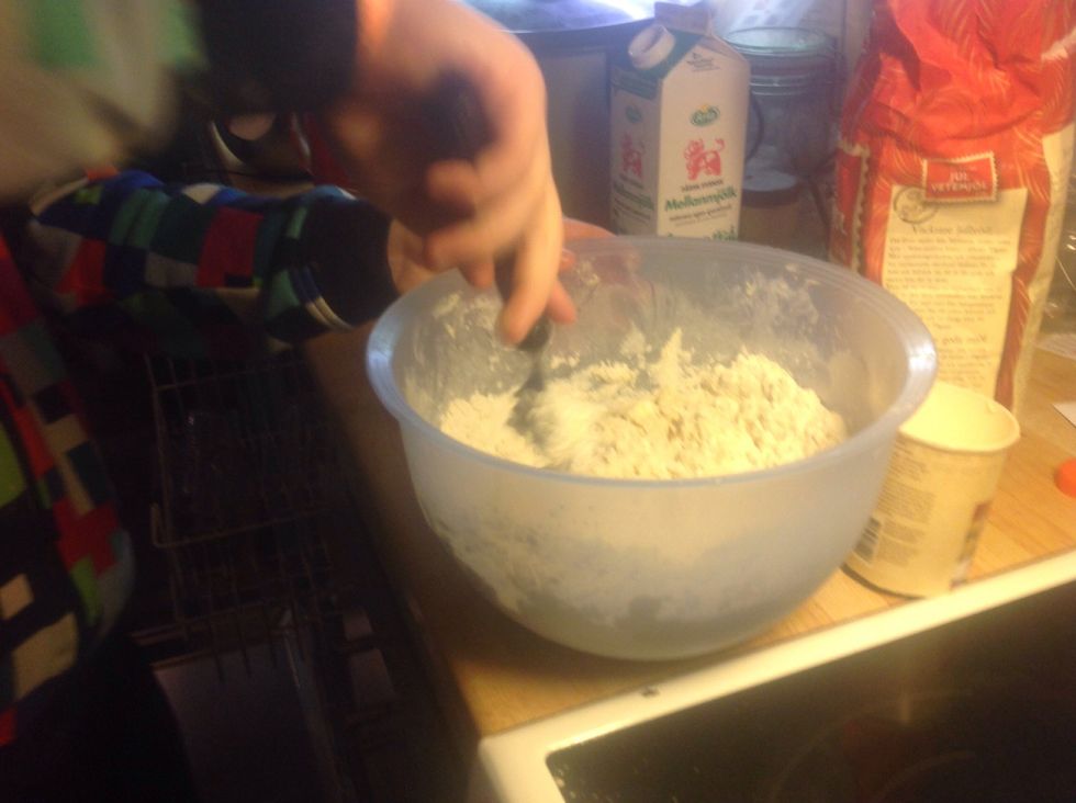 Sen blandar man i de bl\u00f6ta ingredienserna then you mix in the wet ingredients.