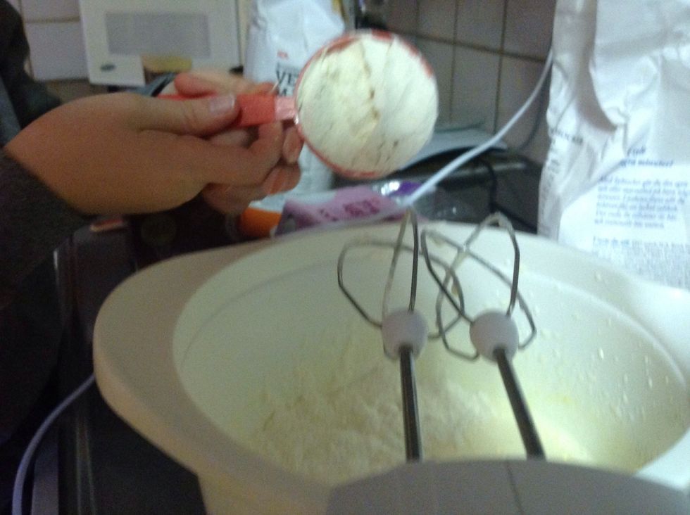 Sen h\u00e4ll i 2 dl vetemj\u00f6l. Then pour in 2 cups of flour.