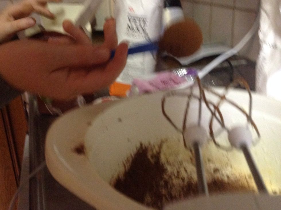 Sen h\u00e4ll i 4 msk kakao. Then 4 tablespoons cocoa.