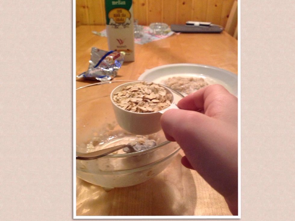 Sen h\u00e4ller du i 1 dl havregryn. Then you pour in 1 dl rolled oats.