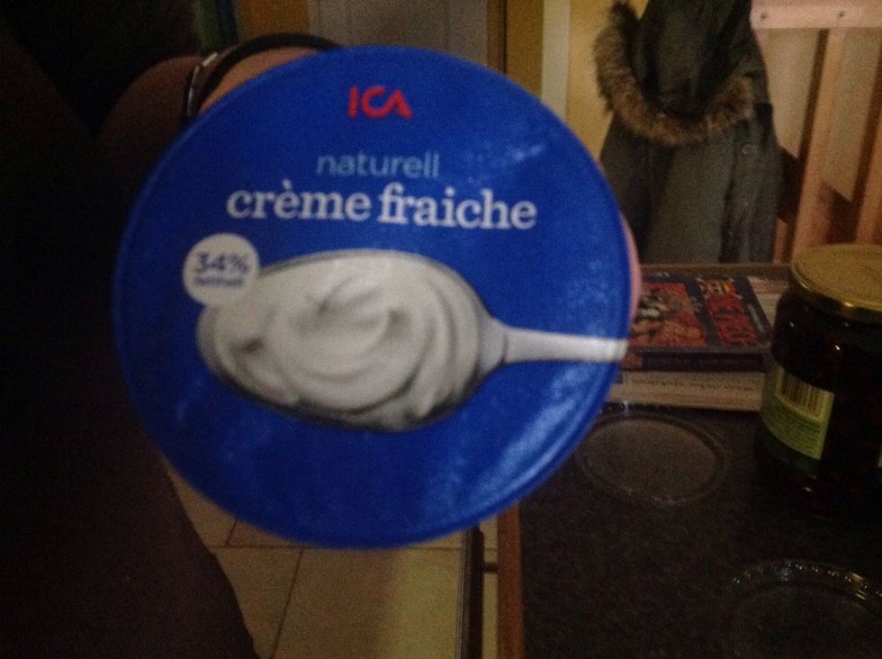 Sen h\u00e4ller du i 2 Cr\u00e9me fraiche i puddingen./Then you pour in 2 cr\u00e9me fraiche in the pudding.