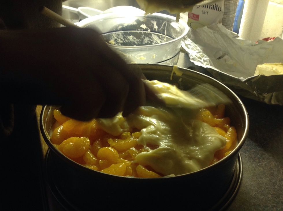 Sen h\u00e4ller du i resten av smeten/Then you pour in the rest of the batter.