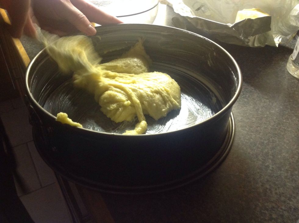 Sen h\u00e4ller du i smeten./Then you pour in the batter.