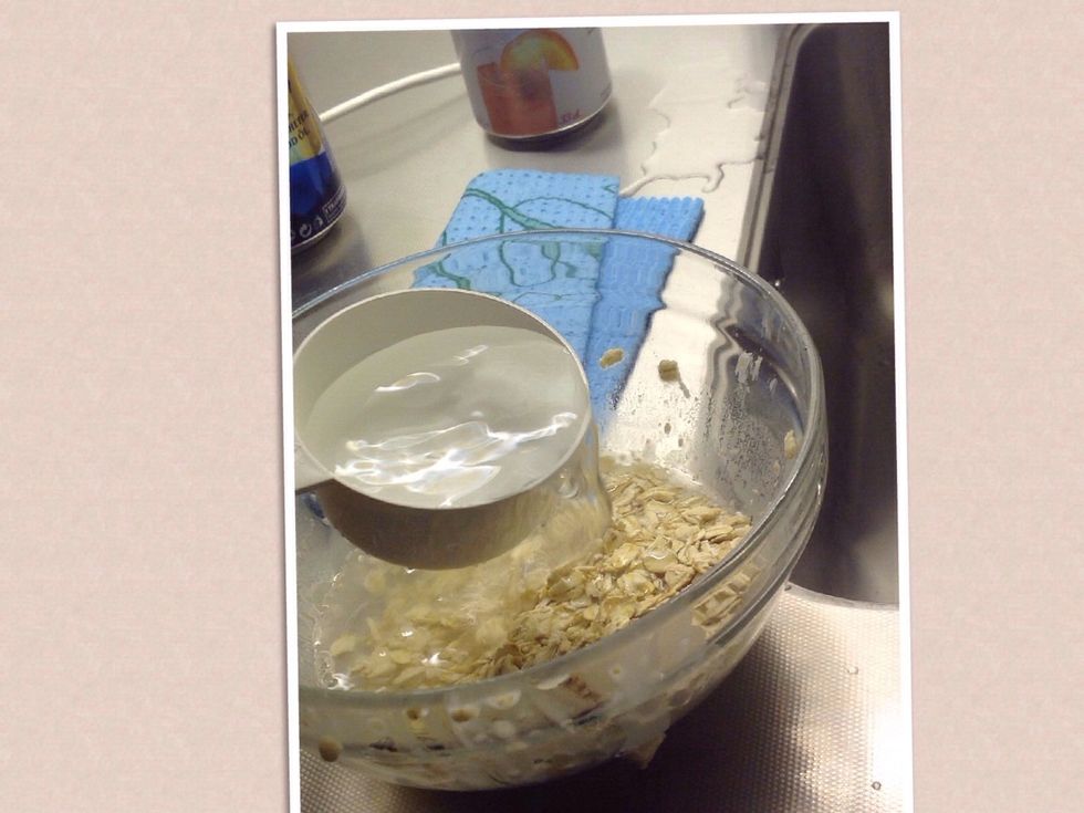 Sen h\u00e4ller man i 2 dl vatten. Then you pour in 2 dl water.