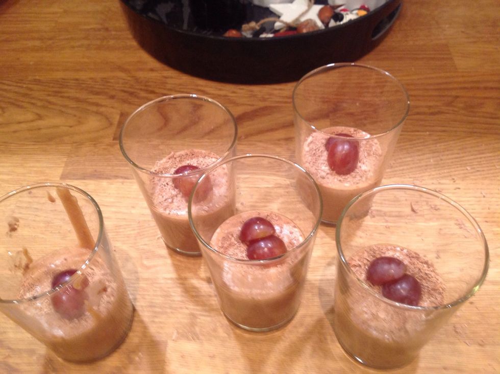 Sen l\u00e4ger p\u00e5 och tv\u00e5 vindruvs halvor p\u00e5. Then put on two grape halves.