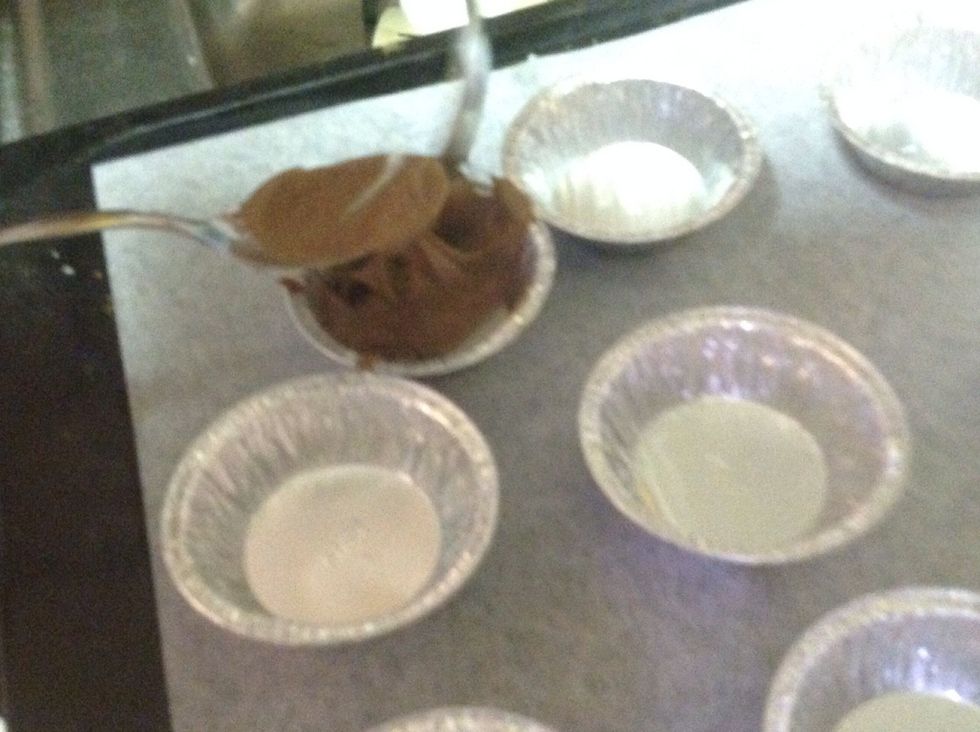 Sen l\u00e4gg i smeten i formarna. Then add the batter into the tins.