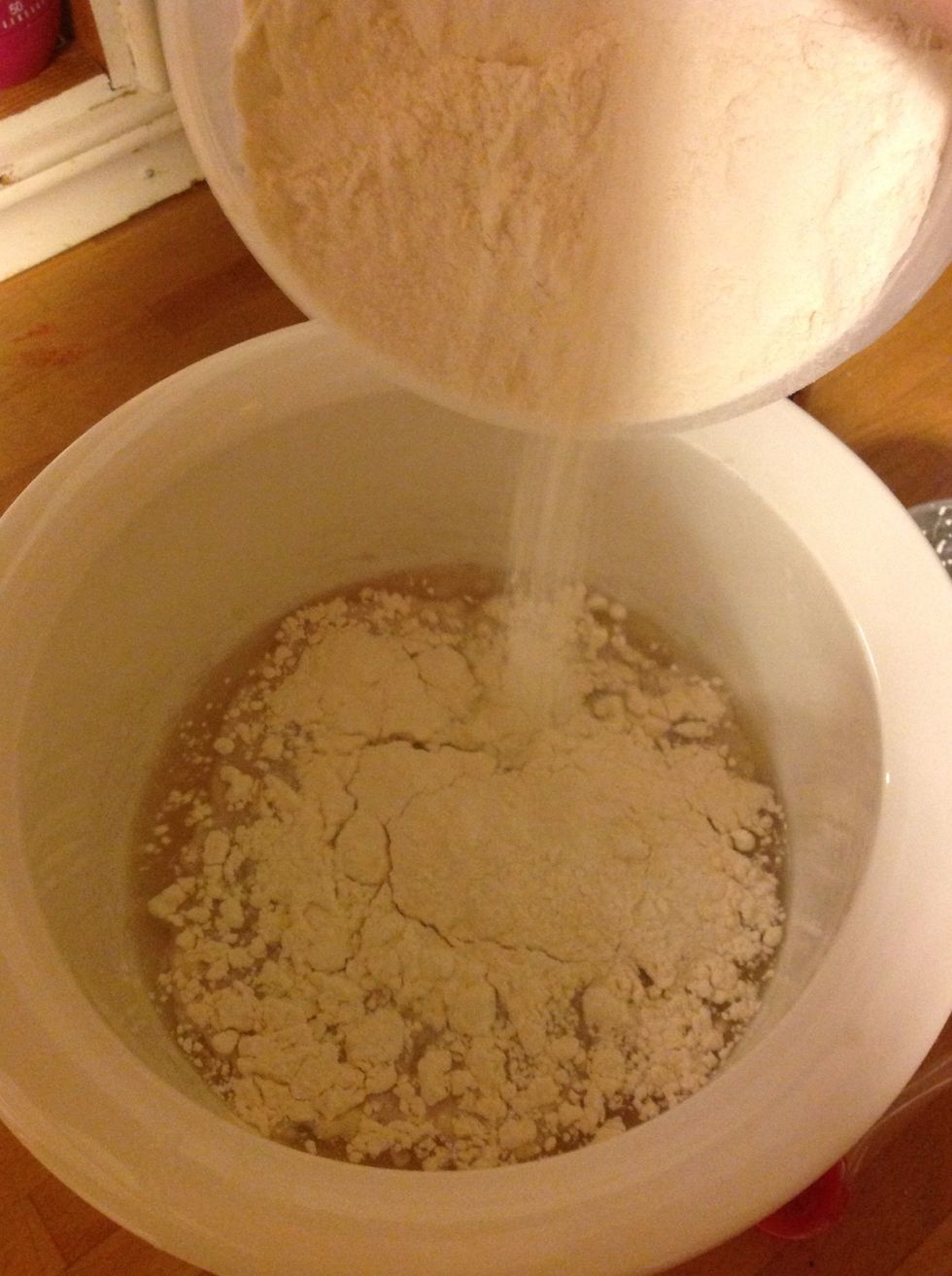 Sen l\u00e4gger du i mj\u00f6let. Then you put the meal down in the bowl.