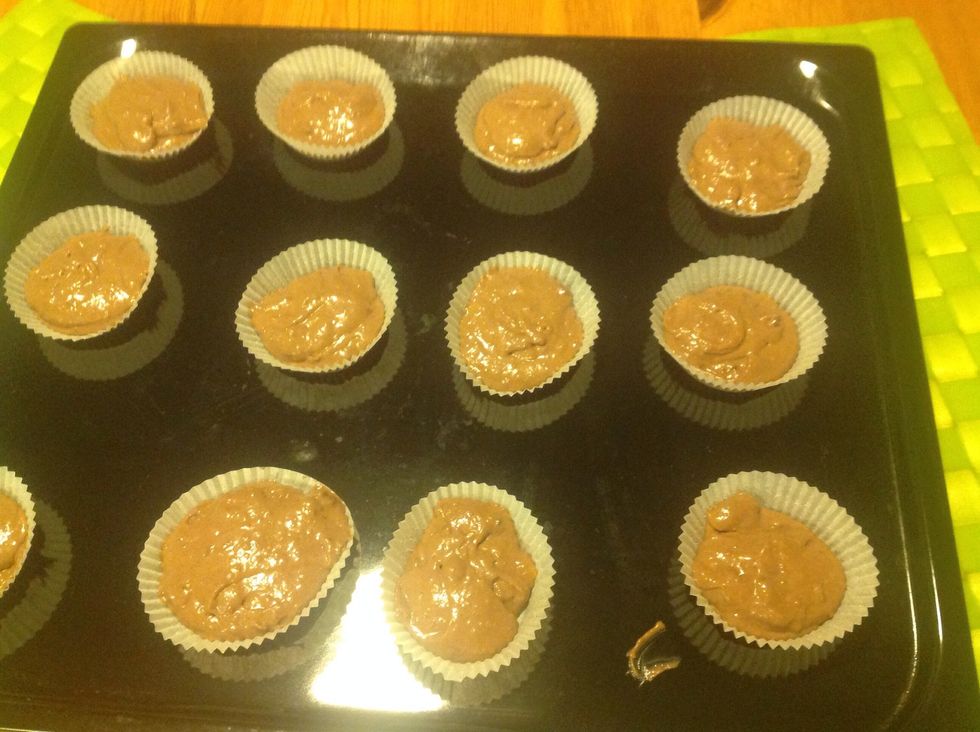 Sen n\u00e4r du har bl\u00e4ndat s\u00e5 ska det se ut s\u00e5 har s\u00e5 tar du choklad massan i formarna och s\u00e4tt ugnen p\u00e5 190 grader och muffinsformar klara \u00e4fter 22 min i ugnen