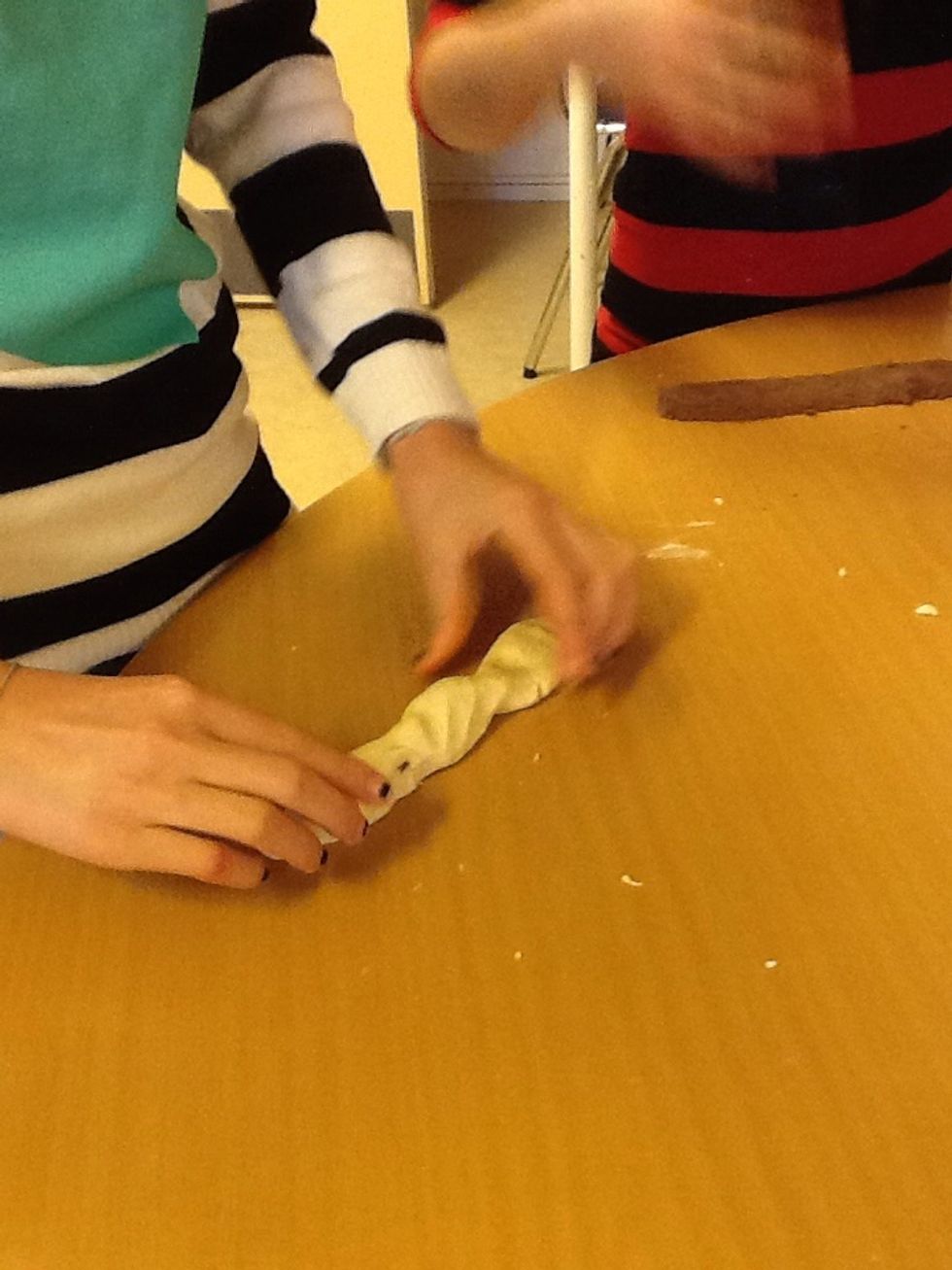 Sen rullar man till en korv.