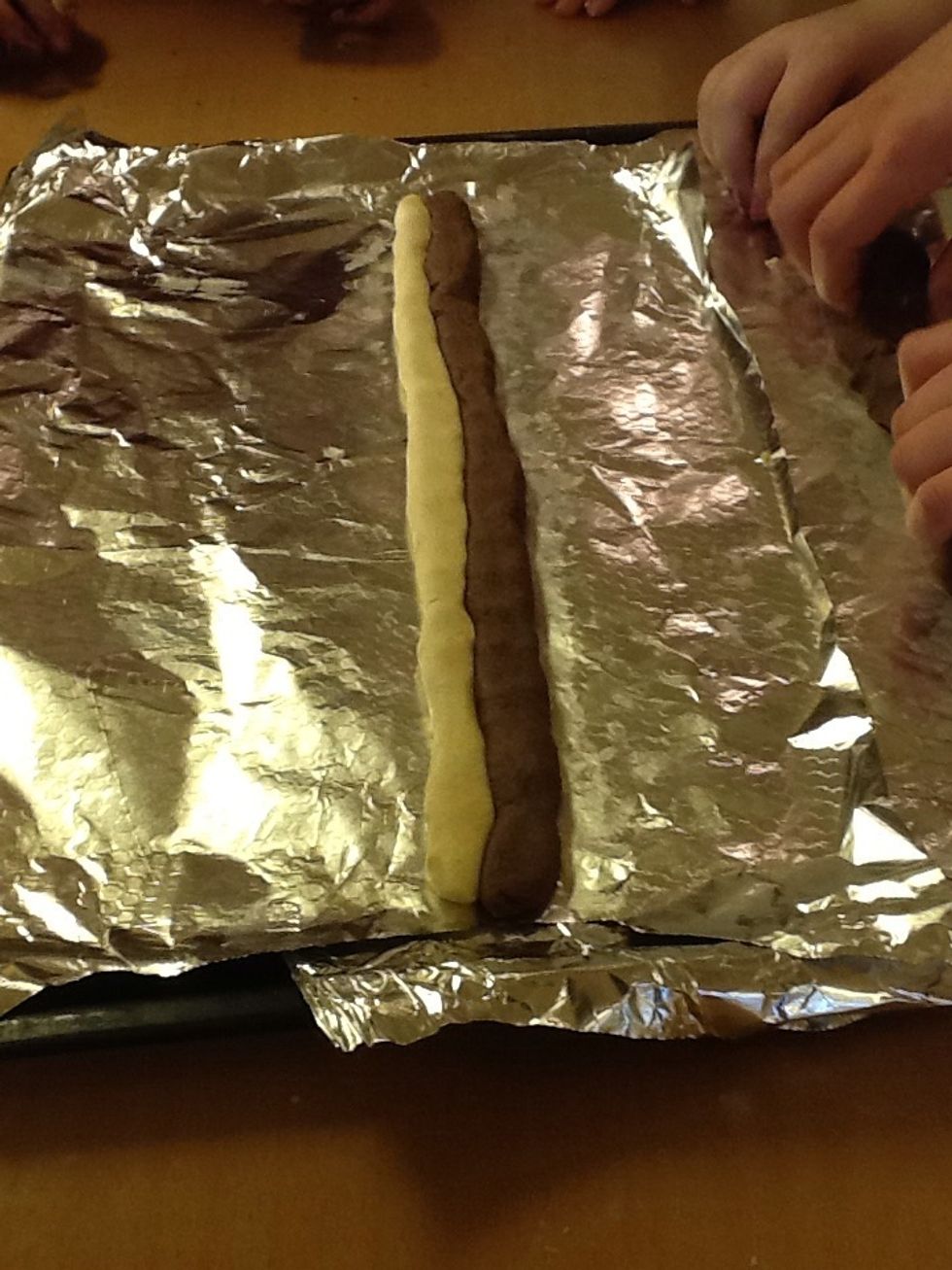 Sen trycker man de tv\u00e5 korvarna ihop.