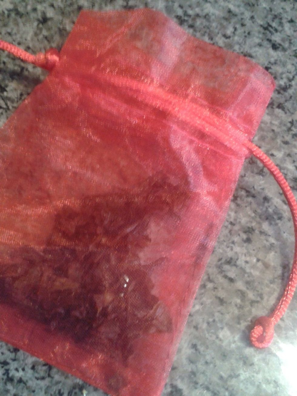 Separate 3/4 cup of your tea leaf mix into your tea pouches. Any sealable thin mesh pouch will do. I like to use 3 or 4 pouches for one batch because it's easier to regulate the strength of the bath.
