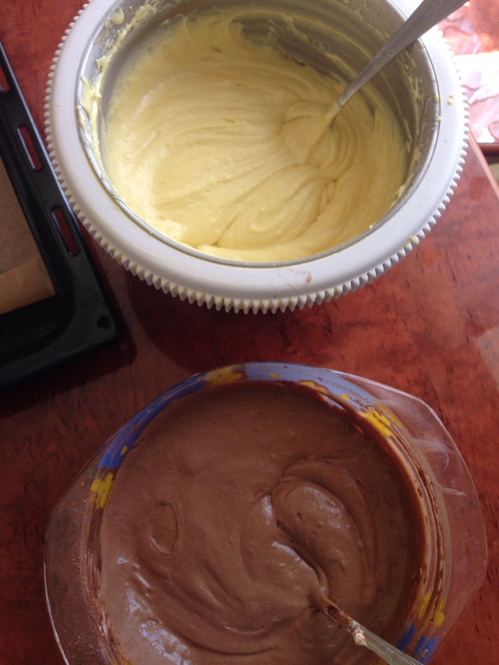 Separate evenly, add cocoa butter in one bowl and the remaining 40 g flour in the other