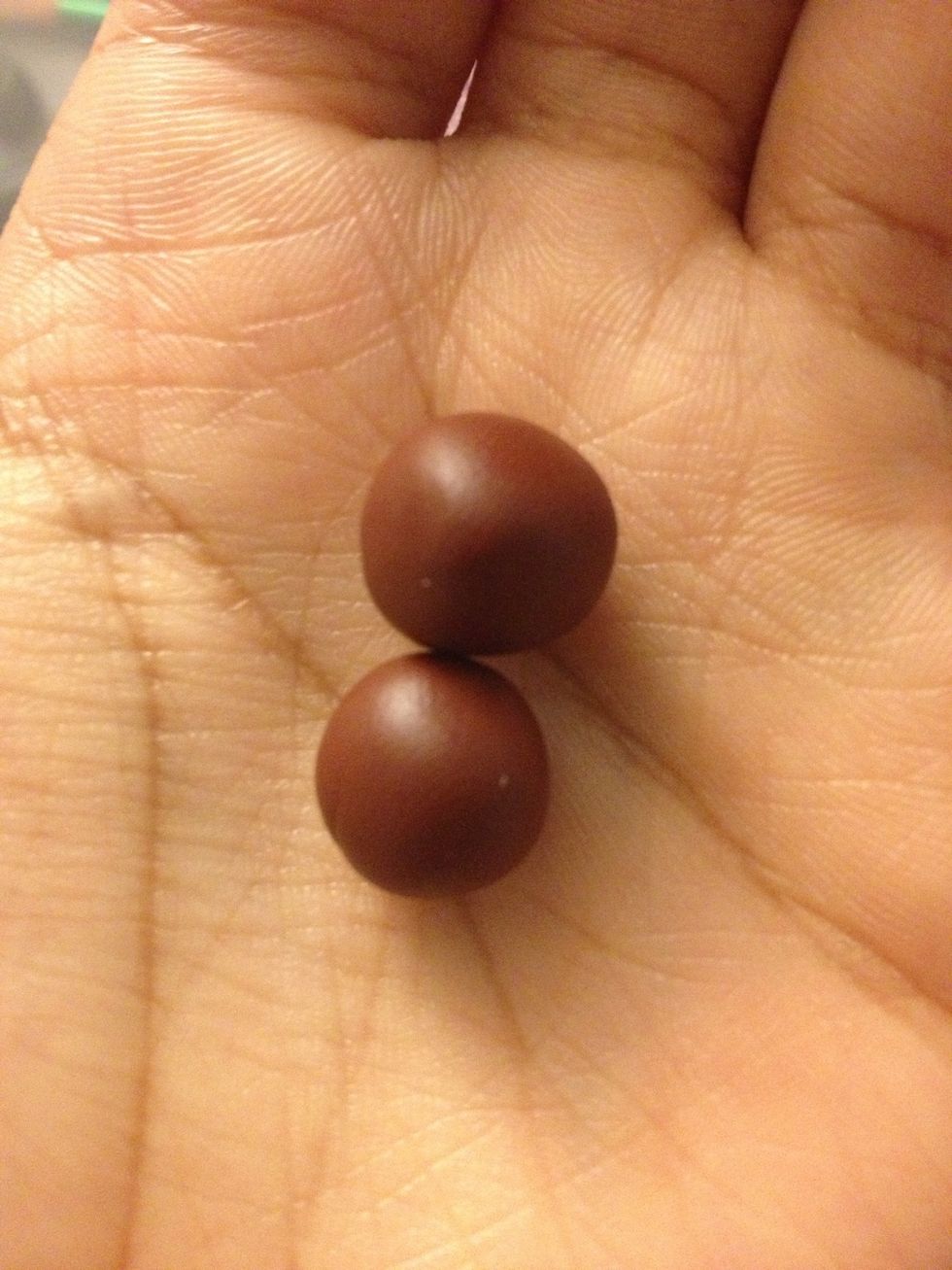 Separate identically sized red/brown spheres for the amount of burgers you want. I chose two.