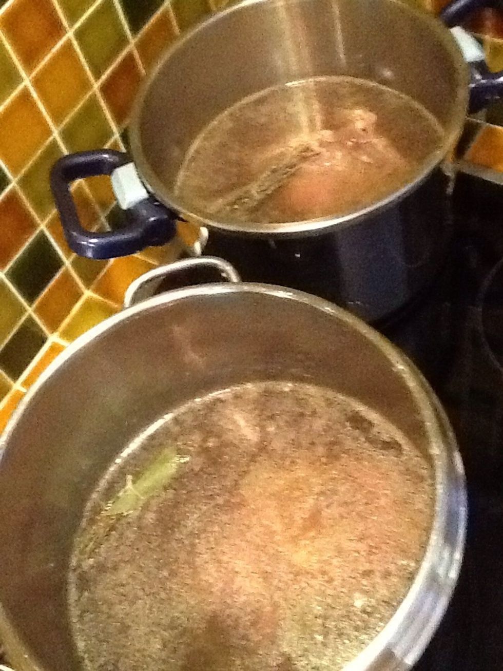 Separate the beef pieces in two stockpots in order to have enough place to add vegetables. Place bouquet garni in each one. Add water.