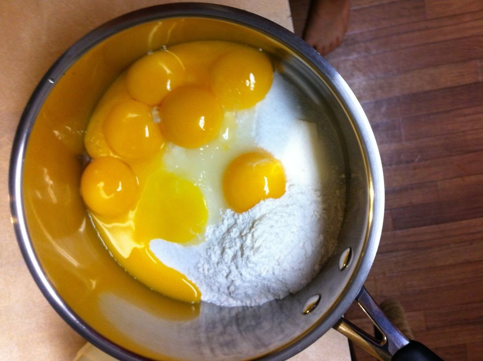 Separate the egg whites from the yolks. Mix the 10 egg yolks with sugar 1 cup and 1,5 tbsp flour and stir well.