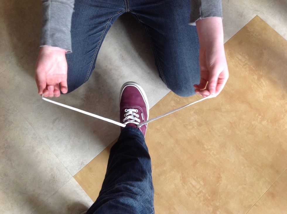 Separate the laces. One in each hand.
