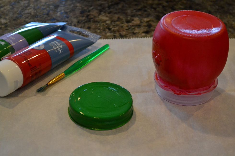 Separate the lid from the jar. Paint the jar red and then the lid green. You will need to do at least 2 coats of paint on the lid and 2-3 coats of paint on the jar. Allow each to dry before repainting