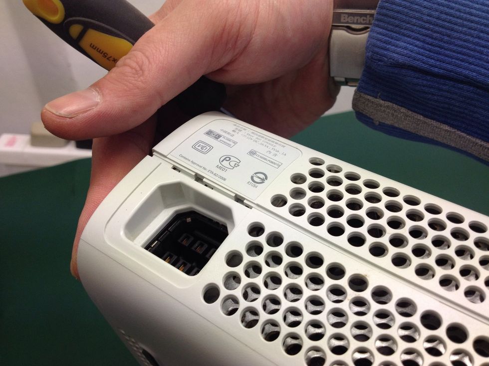 Separate the two halves of the case as you repeat the last step all along the seam line (7 times total).