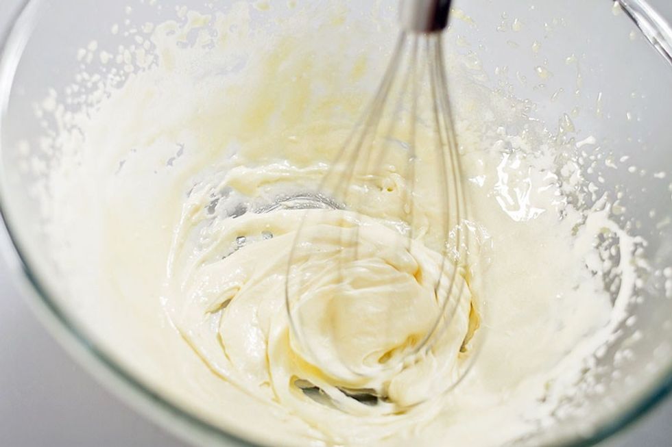 Separate the whites /egg yolks. Beat yolks and powdered, the resulting mass add to the mascarpone, whipping venchikom.Vzbit proteins and then, one spoon, stir in a mixture of egg yolks and mascarpone.