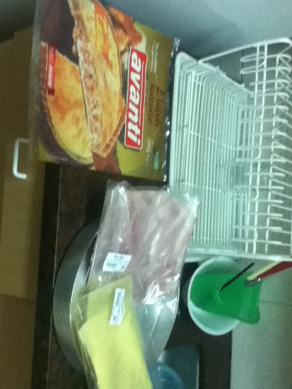Separate your ingredients: i will use ham, muzzarella cheese, sandwich cheese, and piecrust (i dont know how is its name in english) and 3 eggs