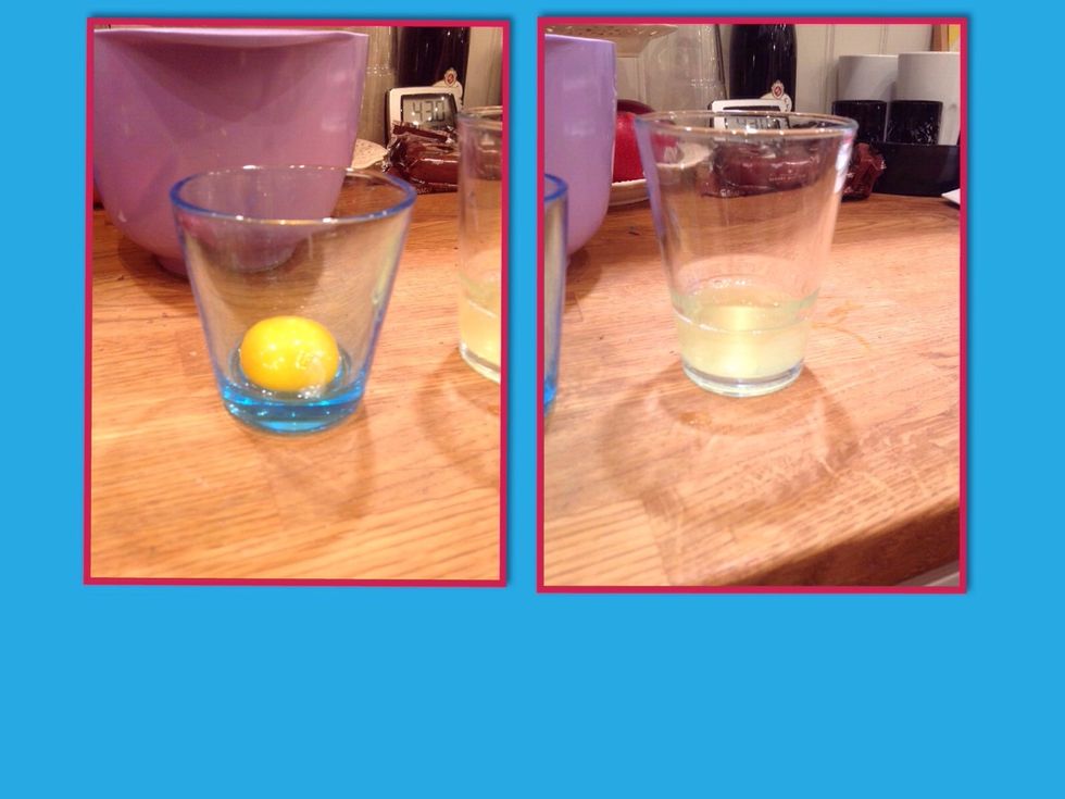 Separera \u00e4gg gulorna ifr\u00e5n vitan. separate the yolk from the egg white.