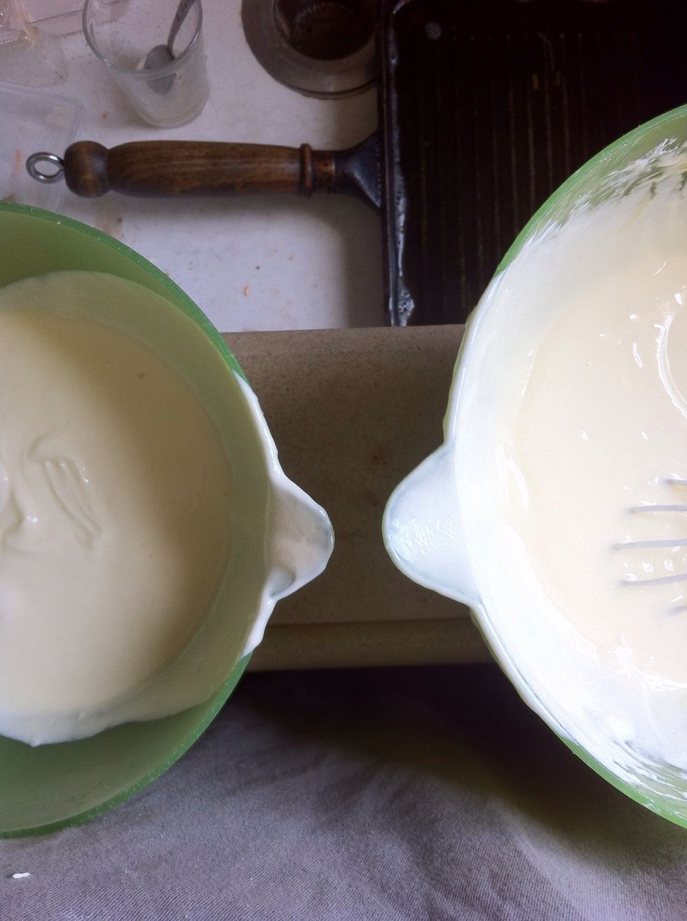 Seperate the mixture into two bowls, about the same amount each. According to achieve the best result, weight 725 grams each :)
