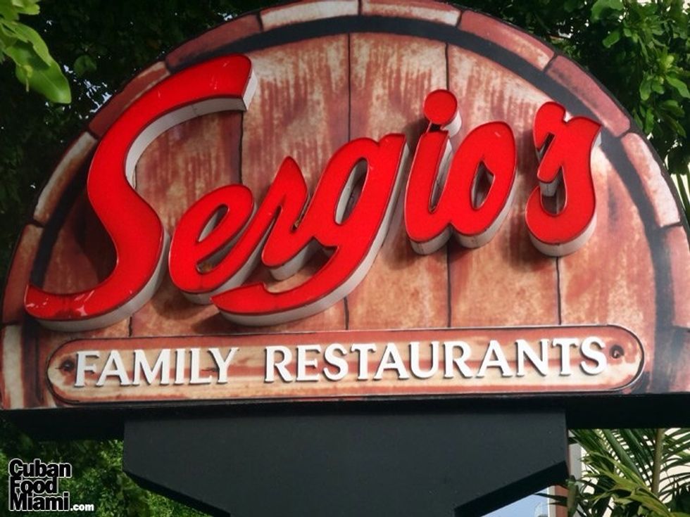 Sergio's es un restaurante Latina y trae la comida a los Estados Unidos por los latinoamericanos y americanos. Entregan. Las decoraciones son art\u00edsticas y hispano y tienen televisores con deportes.