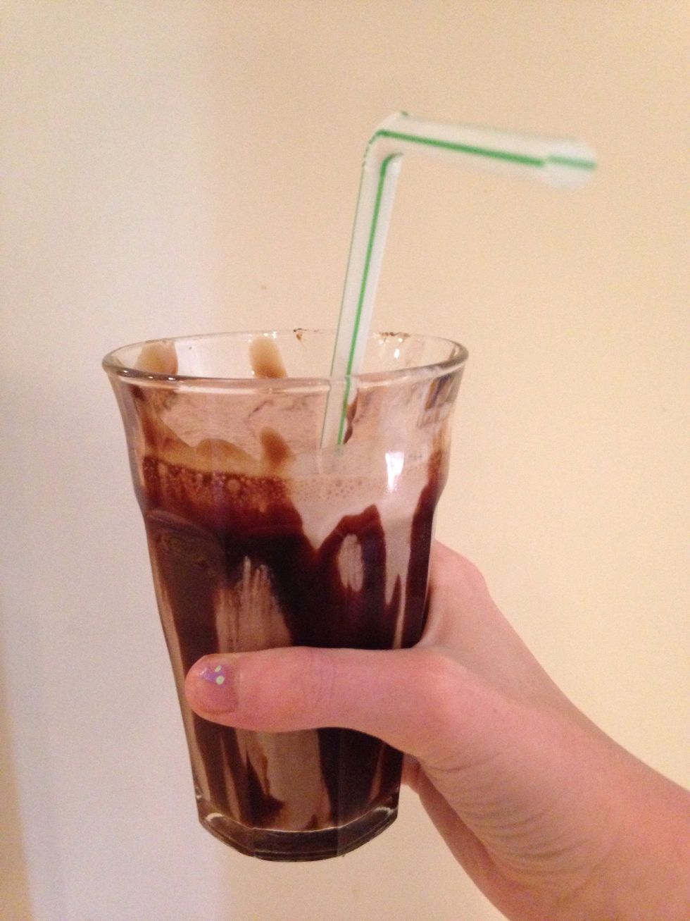 Serve and enjoy! ( For the chocolate effect on the sides of the glass, simply guzzle chocolate syrup around the inner cup before pouring the smoothie. )