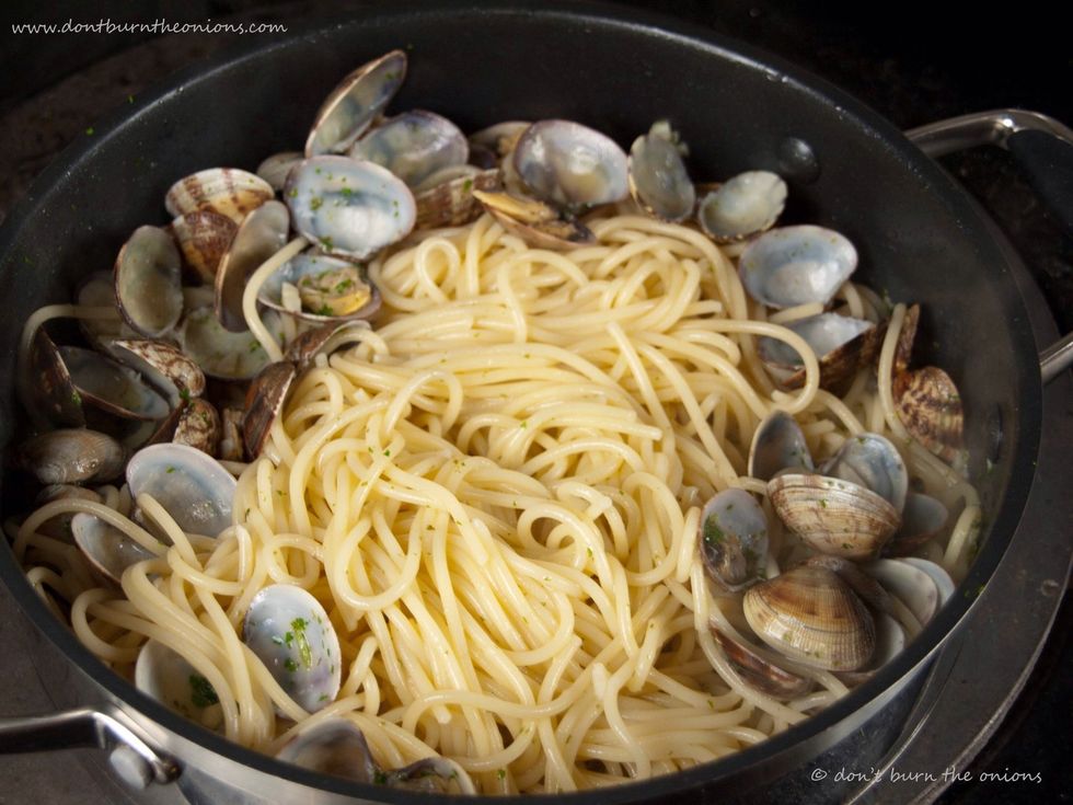 Serve immediately accompanied by some crusty bread to soak up those lovely juices and a cold glass of wine-ah la dolce vita doesn't get better than this :)