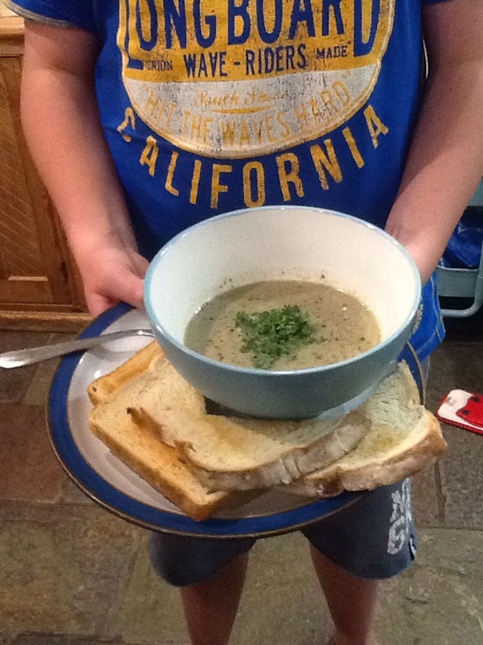 Serve into bowl and garnish with parsley and pepper. Serve hot and enjoy with your favourite side of toast or bread.  Delicious!!